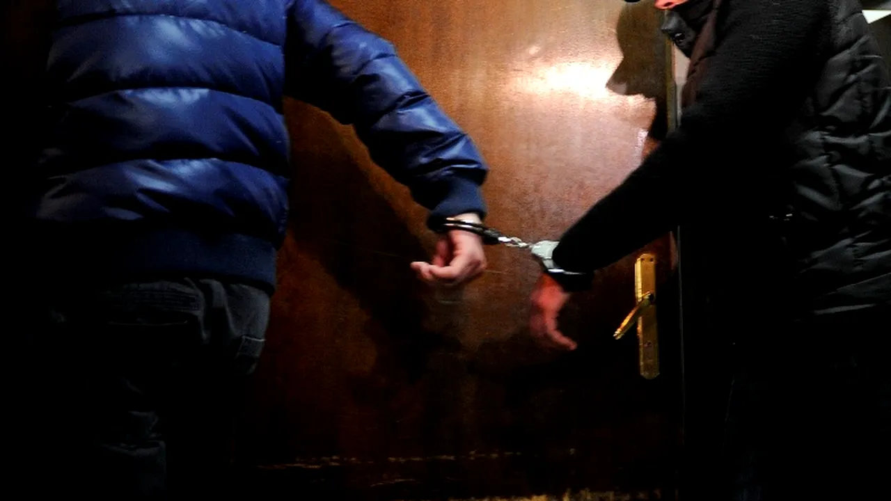 Falși angajați Enel, reținuți după ce au furat bani din locuințele a patru bătrâne din Capitală