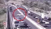 VIDEO | Ce a pățit acest șofer după ce a făcut o întoarcere în U pe autostrada A1 din Italia. Ce explicație ilară le-a dat polițiștilor