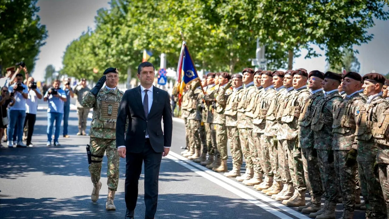Miruță a mai bifat o festivitate. Cum s-a pozat cu militarii din Divizia 2 Infanterie „Getica”