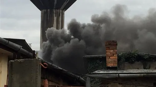Incendiu devastator la un depozit de încălțăminte din Oradea. Pompierii intervin cu zece autospeciale