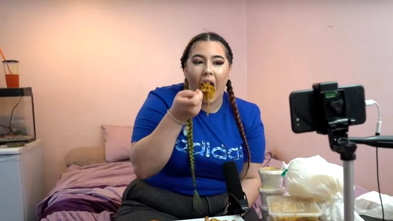 Motivul pentru care o tânără consumă cantități industriale de mâncare în fața camerei de filmat / „Show-ul