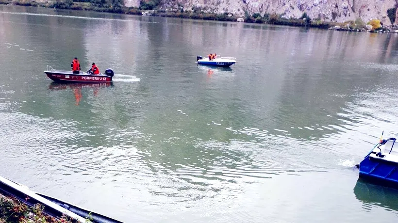 O mașină în care se află o familie cu 2 copii a căzut în Dunăre și este la o adâncime de nouă metri. Ce au mai găsit polițiștii din mașină. GALERIE FOTO