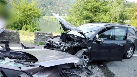 Accident grav în județul Vâlcea. Șapte persoane, printre care și un copil, rănite după ce două mașini s-au ciocnit frontal | VIDEO