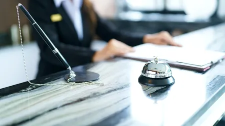 Atac ȘOCANT într-un hotel din Craiova. O recepționeră a fost bătută de un bărbat cu probleme psihice, recent externat din spital