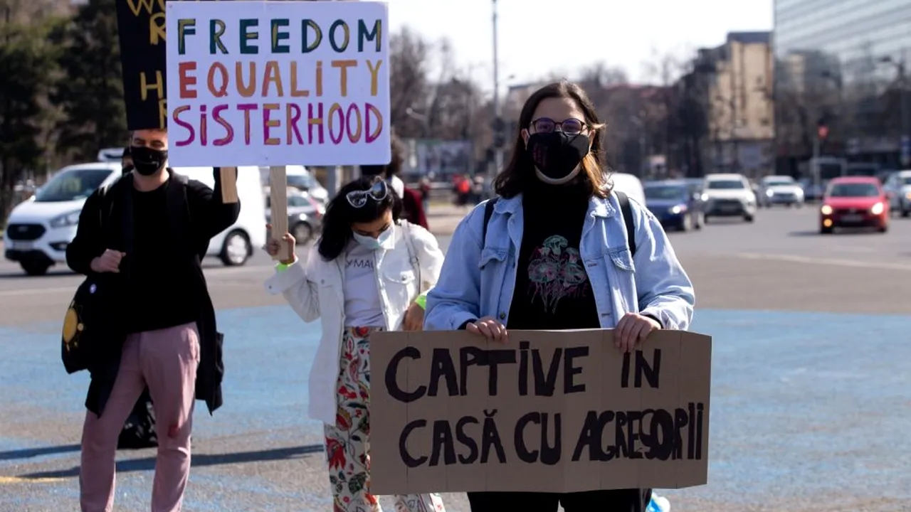 Protest în fața Guvernului, de Ziua Internațională a Femeii: „Spitalele nu mai țin cont de dreptul fundamental de a decide asupra propriilor noastre corpuri” - FOTO