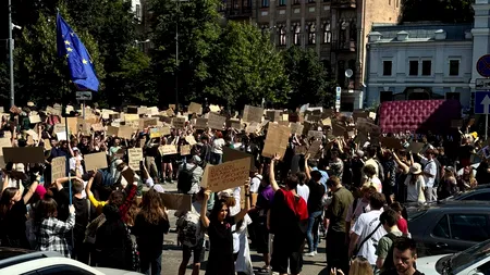 Ucrainenii, revoltați de decizia lui Zelenski de a-l remania pe ministrul Apărării. Proteste la Kiev chiar în ziua vizitei premierului britanic Keir Starmer