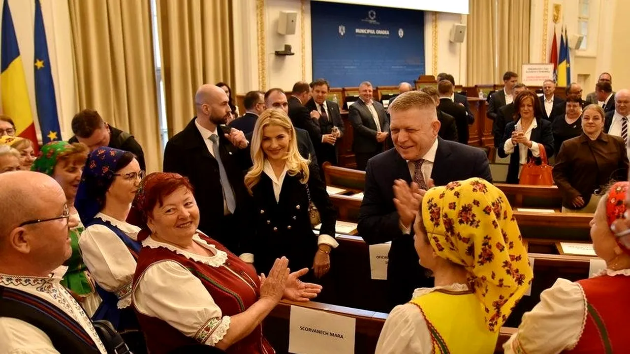 Premierul Slovaciei, moment neașteptat la Oradea: a cântat cu localnicii și a primit pălincă de prune. Ce amintiri din copilărie a depănat Bolojan