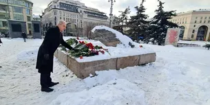 Ambasadorul României la Moscova a depus  o coroană de flori la Piatra Solovetski, pentru a comemora moartea opozantului rus Alexei Navalnîi