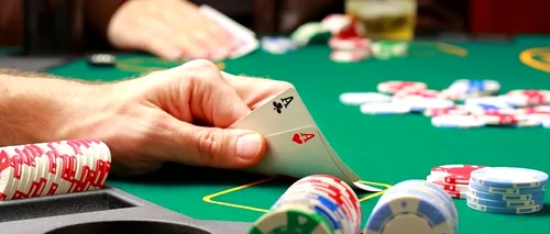 VIDEO: „Lasă furculița jos”. Un bărbat organiza jocuri ILEGALE de poker și cerea participanților 1.500 de lei. A fost prins „în pauza de masă”