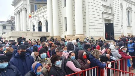 VIDEO | Bobotează în pandemie la Iași. Preoții au îndemnat la răbdare și înțelegere, credincioșii s-au îmbulzit să ia Agheasmă Mare: „Umple-l pe tot, unde vii cu el așa la mine?”