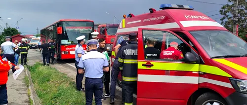 VIDEO | Un autobuz cu 11 persoane la bord a fost lovit violent de un TIR, pe un drum din județul Prahova. Care este BILANȚUL victimelor