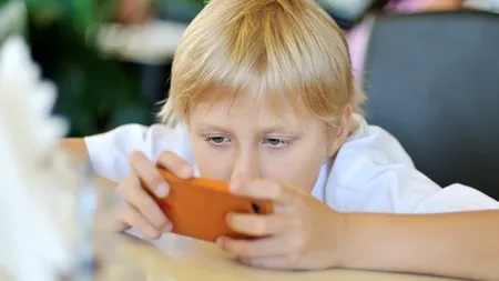Opt din zece copii români au cont pe rețelele de socializare. Efectul acestei mode asupra dezvoltării celor mici