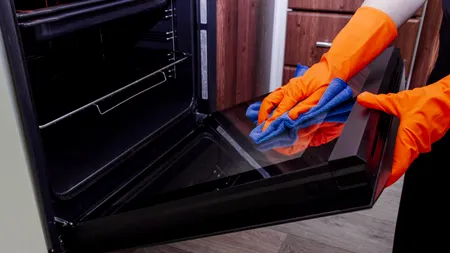 Trucul care te ajută să cureți rapid cuptorul. Te costă câțiva lei, iar ingredientele sunt la îndemâna oricui