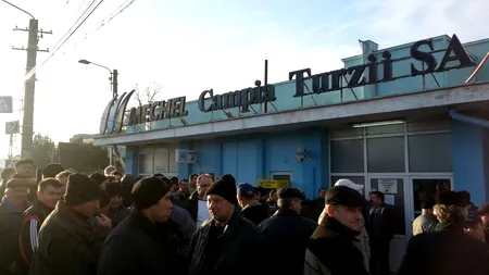 Foști angajați ai Mechel au blocat E60, nemulțumiți că nu au primit salariile compensatorii