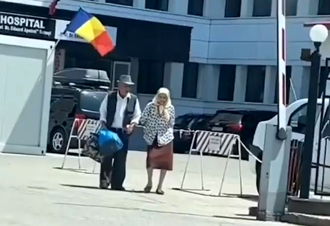 Un bătrân și-a așteptat soția în fața spitalului și au plecat amândoi ținându-se de mână