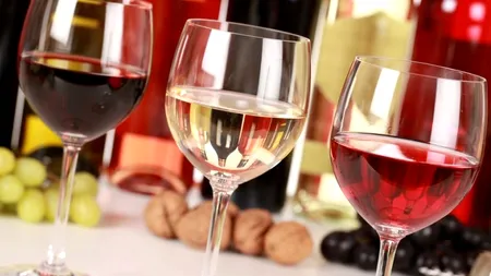 Escrocheria care a pus pe jar autoritățile. Un cuplu transforma în vin apa cu zahăr și îl VINDEAU în magazinele din România