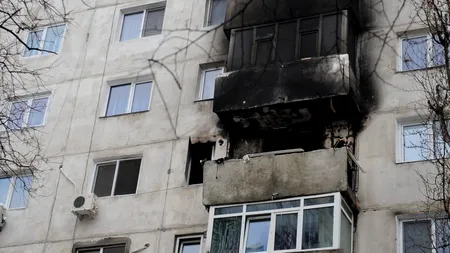 EXPLOZIE ÎNTR-UN BLOC. Două persoane au fost grav rănite și transportate la Spitalul de Arși din București