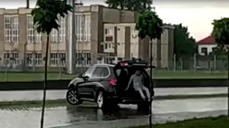 Consilierii locali din Craiova, căraţi în portbagaj din cauza ploii torenţiale