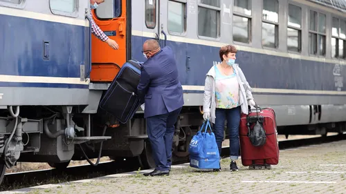 NEREGULI. Aglomerație și călători fără mască de protecție în tren. Cum se apără reprezentanții CFR Călători