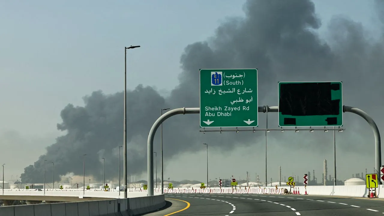 Emiratele Arabe Unite își închid spațiul aerian după atacuri atribuite Iranului, în timp ce Israelul bombardează Teheranul