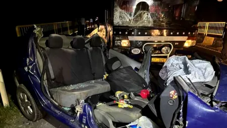 O persoană a murit şi alte cinci au fost rănite grav într-un accident violent între două mașini și un autocar