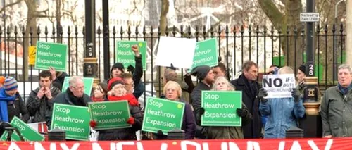 Un grup de activiști a intrat pe aeroportul Heathrow și protestează împotriva construirii unei noi piste de aterizare