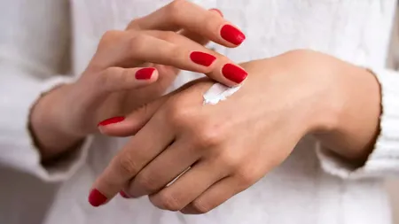 O femeie și-a pierdut parțial vederea din cauza cremelor de înfrumusețare! Ce avertizează medicii