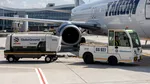 Incident pe aeroportul Otopeni. Un avion aflat la sol a fost acroșat de un autovehicul special. Zborurile au fost întârziate