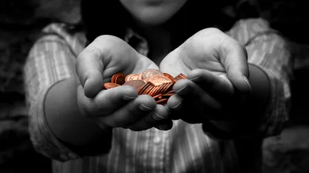 Există un stat în care 9 din 10 locuitori donează bani. Nu e România. Pe ce loc se află țara noastră în TOPUL GENEROZITĂȚII globale