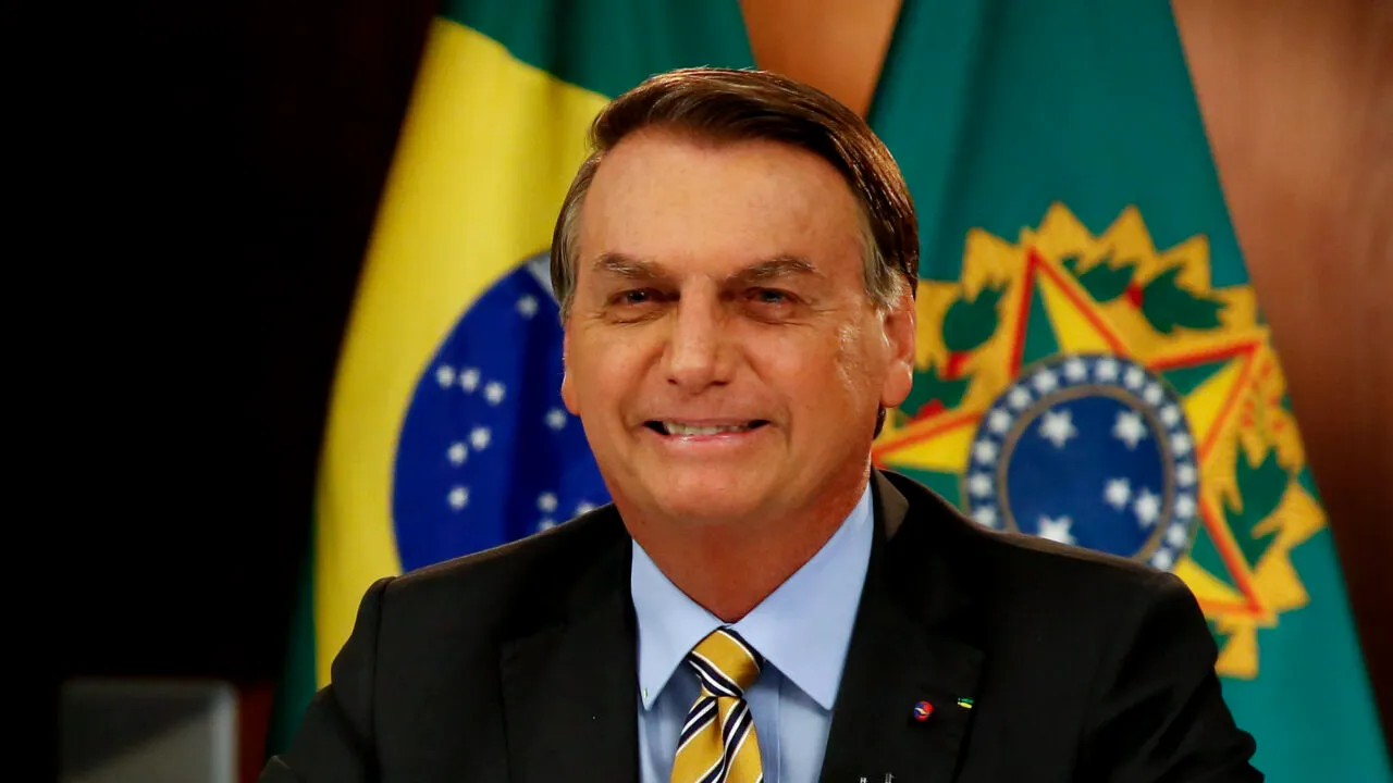 JAIR BOLSONARO, de la mărire la decădere. Fostul președinte al Braziliei stă în gazdă și mănâncă la KFC