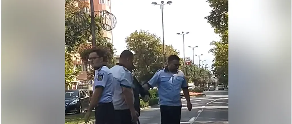 Trei polițiști din Bistrița ajută un bătrân să treacă strada: „Acum vă faceți treaba să vă spălați păcatele? Frumos din partea lor, dar este greu de recăpătat încrederea - VIDEO