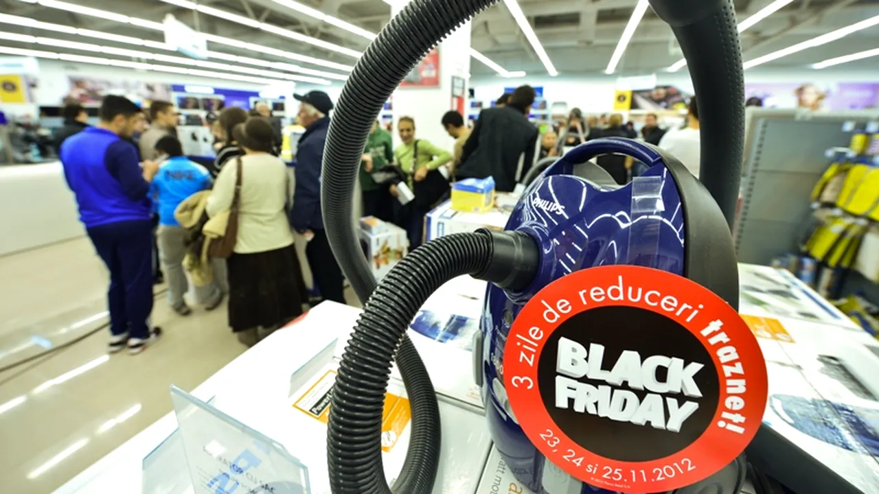 BLACK FRIDAY 2012. Cum s-au înghesuit bucureștenii la cozi de câteva ore să prindă ofertele de BLACK FRIDAY