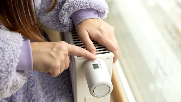 Greșeala care îți scade temperatura din casă cu 3 grade Celsius. Ce să NU pui în fața caloriferului