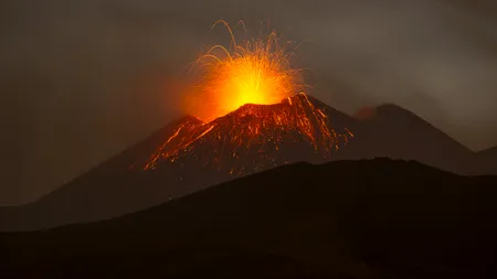 Curiozitatea l-a dus la un pas de moarte. Un turist a căzut în craterul unui vulcan activ