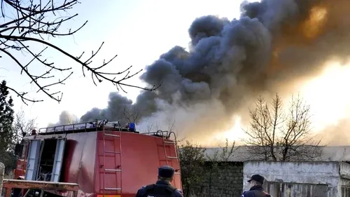 Incendiu la un atelier de tâmplărie de la marginea Craiovei
