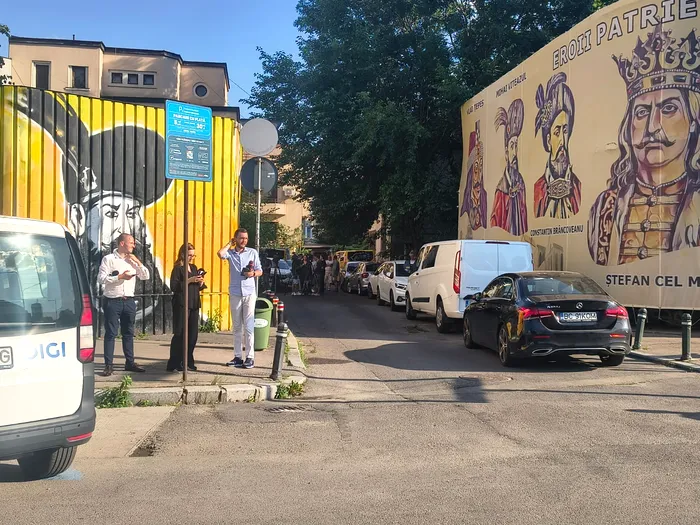 Jurnaliștii s-au strâns în fața sediului AUR. 
