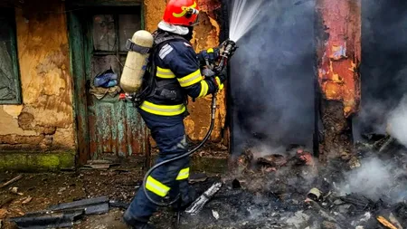 Incendiu la o locuință din Giurgiu. Un bărbat a murit (GALERIE FOTO)