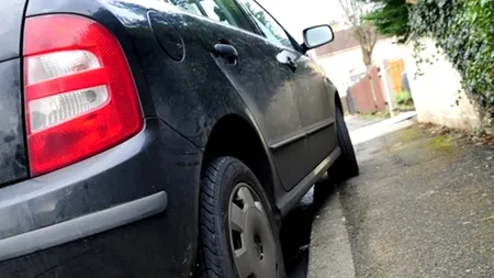 A parcat mașina pe marginea drumului. Biletul pe care l-a găsit în geam a lăsat-o fără cuvinte