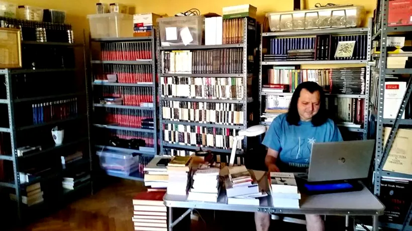 Un celebru scriitor din România, care a fost decorat chiar și de Iohannis, acuzat de vecini că deține PREA MULTE cărți: „Blocul se poate prăbuși”