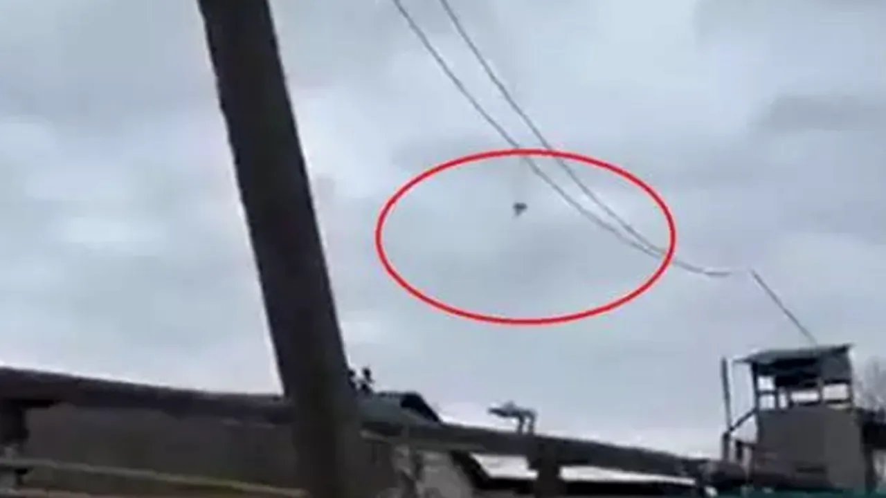 VIDEO| Primele imagini cu pilotul avionului rusesc doborât, în Cernihiv. Bărbatul a supraviețuit, însă a fost prins de ucraineni