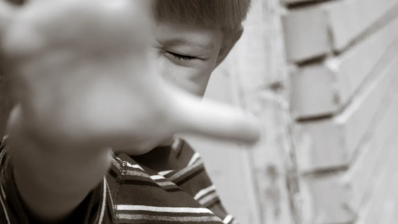 Bullying-ul scapă de sub control în școlile din România. Copil bătut și terorizat zilnic de colegi în Bihor: Noaptea se trezește plângând. Diriginta ne-a sfidat și ne-a râs în față