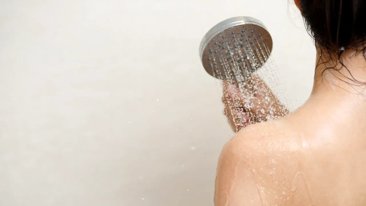 Care este cel mai bun moment pentru a face DUȘ: dimineața sau seara?