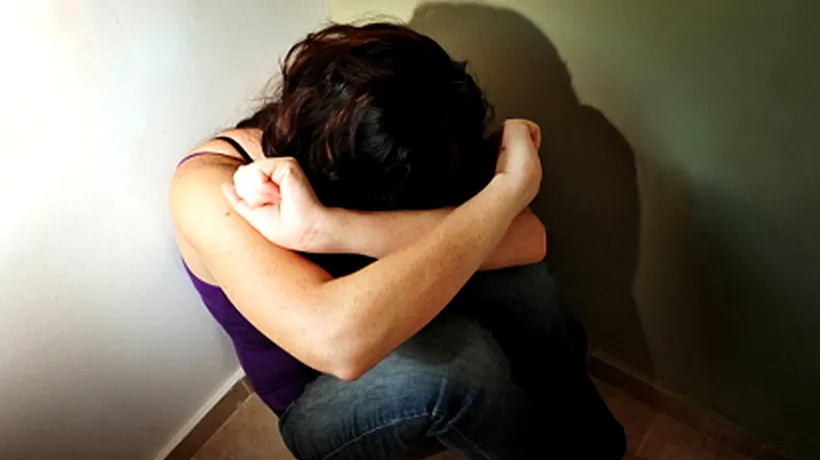 Adolescentă de 15 ani acuzată că și-a provocat avort acasă și a ascuns fătul în sobă
