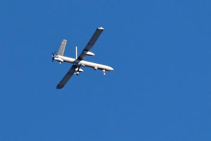 O dronă israeliană zboară deasupra Fâșiei Gaza (fotografie realizată pe 10 octombrie 2025) 
