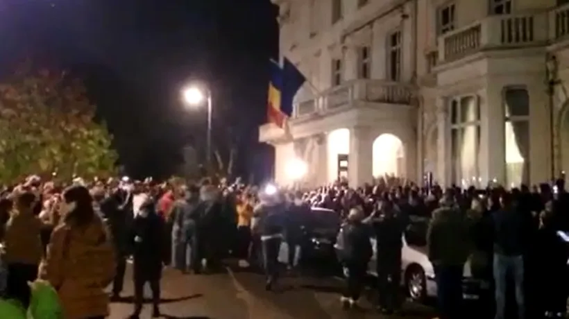 ALEGERI PREZIDENȚIALE 2014. Mii de români au protestat la Londra, scandând „Jos Ponta!, „Vot plagiat și „Vrem să votăm