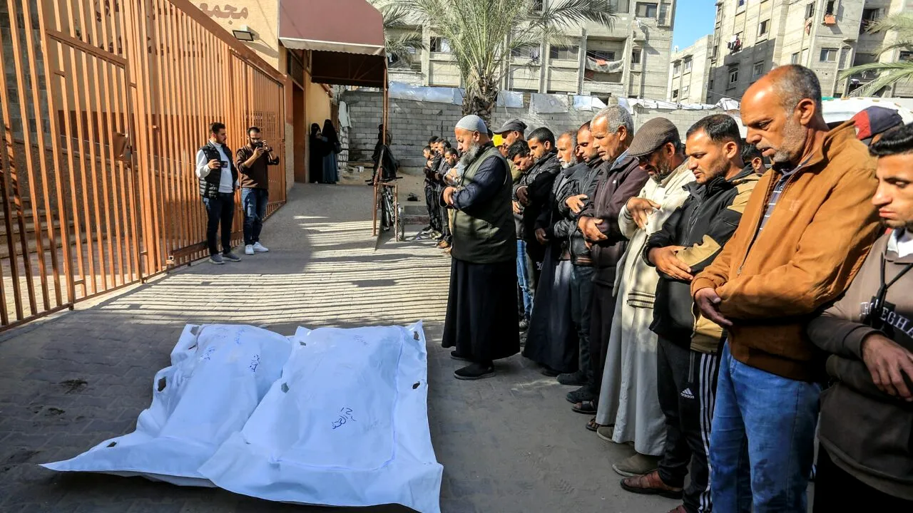 Cel puțin 13 oameni au murit în urma unui atac al Israelului în Fâșia Gaza. MSF: „Gaza a devenit o groapă comună”