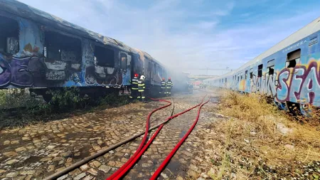 FOTO-VIDEO: Incendiu la trei vagoane dezafectate între Podul Grant şi Podul Basarab, din Capitală / Circulația trenurilor nu este afectată