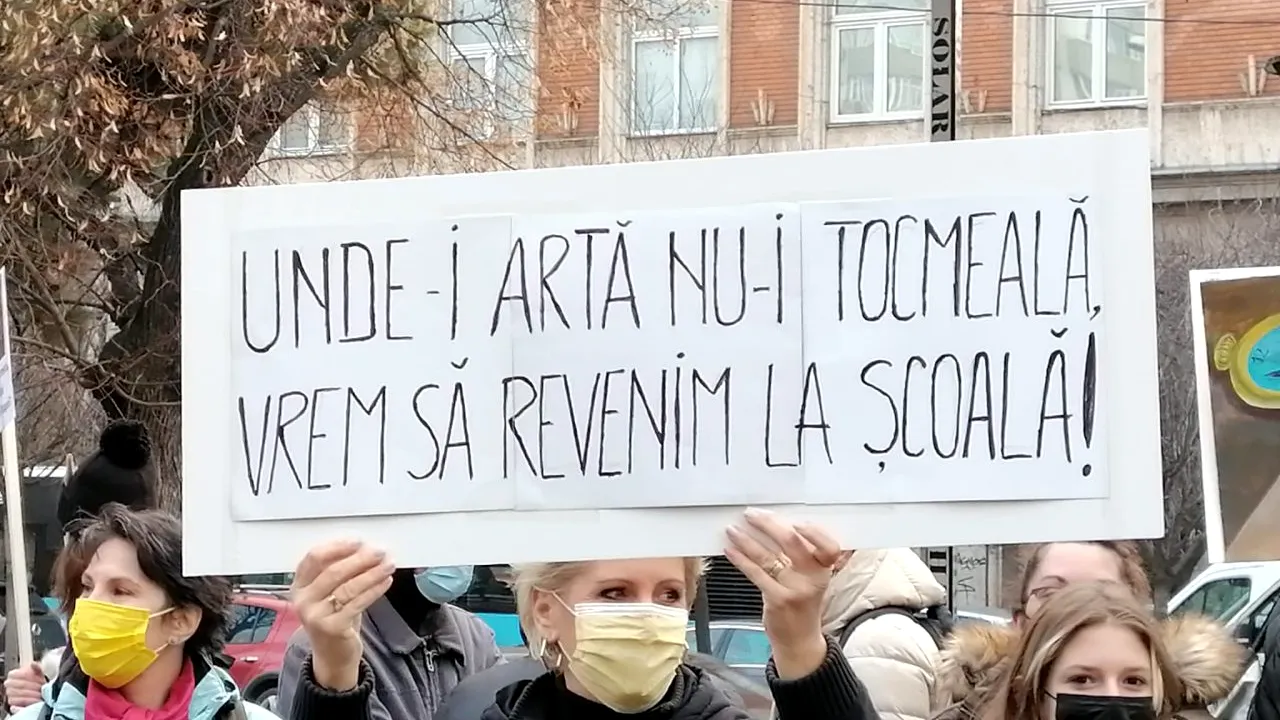 Protest al elevilor de la „Tonitza” în fața Primăriei sector 1. Tinerii se plâng că nu au unde învăța: „Unde-i artă nu-i tocmeală, vrem să revenim la școală”