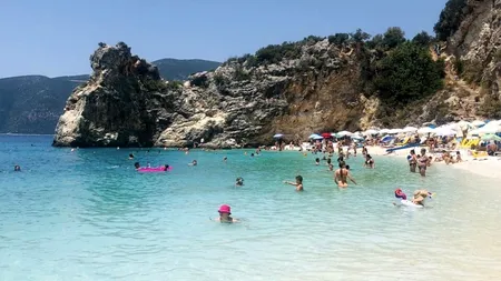 Ce a făcut un român cu mai multe lucruri găsite pe o plajă din GRECIA. „Polițiștii au spus că e un lucru rar”