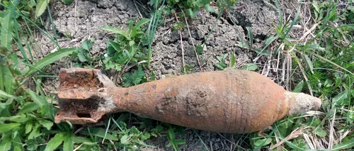 Căuta metale într-o pădure din Botoșani, dar a dat peste o bombă aruncător, în stare perfectă de funcționare 